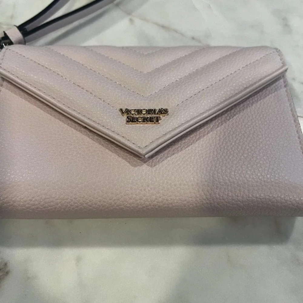 Victoria Secret Wristlet Wallet/Phone Case Purse Soft Pink. Holds phone up to 6